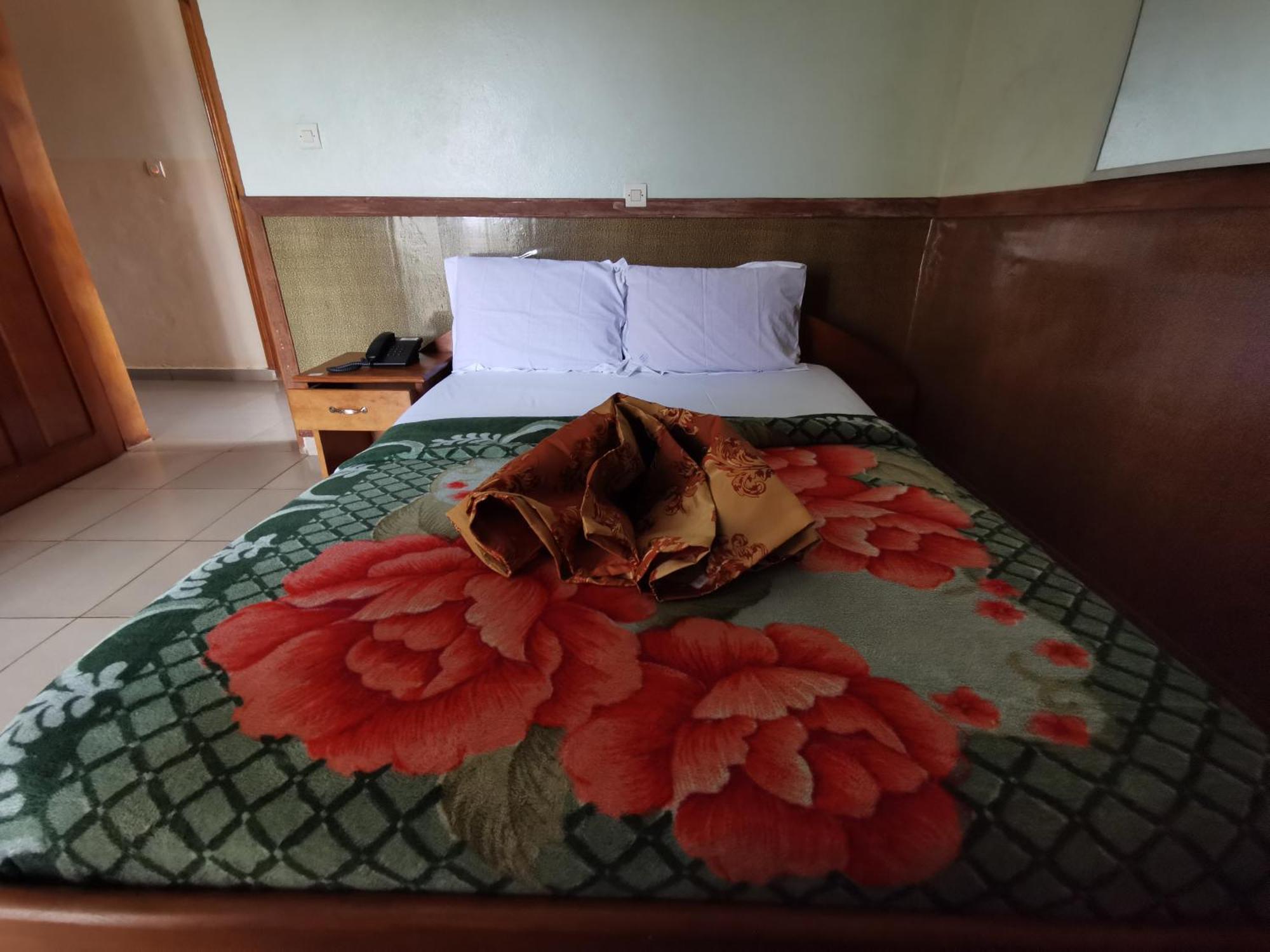 Tchatcha Hotel Yaoundé Buitenkant foto
