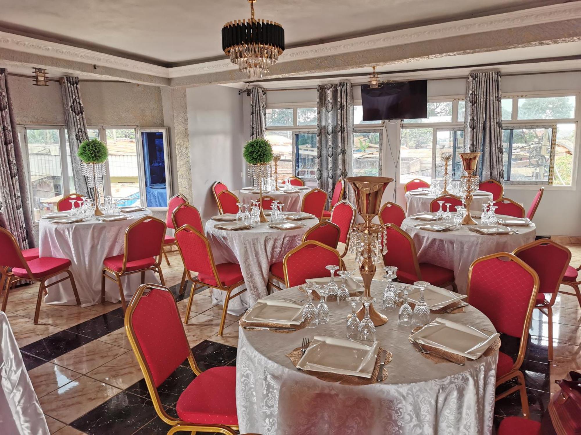 Tchatcha Hotel Yaoundé Buitenkant foto